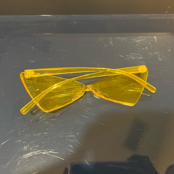Urban Outfitters yellow sunglasses - Picture 3 of 3